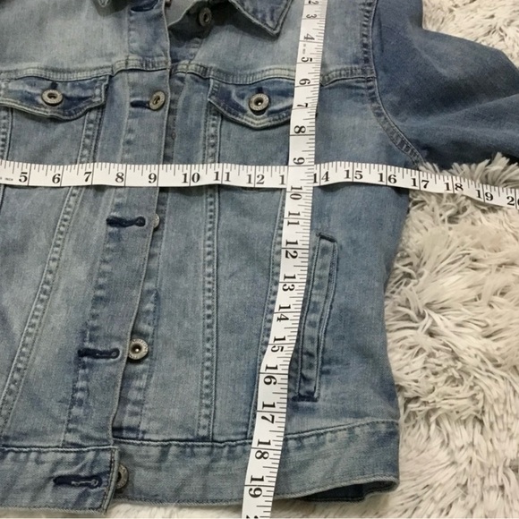 Arizona Jean Company jean jacket. Women’s size medium. Light wash & distressed. - Picture 5 of 6